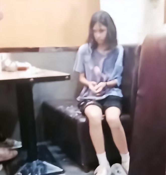 怀疑儿子偷钱请女孩喝奶茶竟把奶茶倒在女孩头上熊家长太可恶米乐M6 M6米乐(图3)