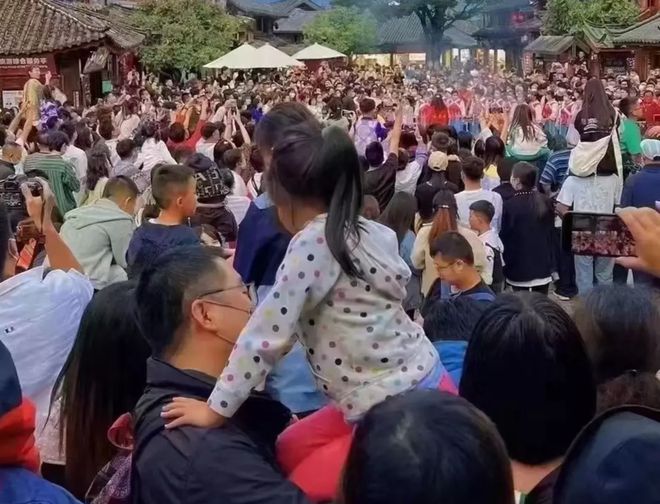米乐M6 M6米乐奶茶店排号到280、山顶吹风5小时春节旅游到底是谁“报复”谁(图2)