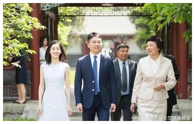 “奶茶妹妹”章泽天为米乐M6 M6米乐刘强东的风流买了单她是真傻还是假傻？(图20)