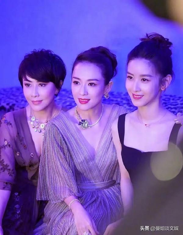 米乐 M6奶茶妹妹二胎后首亮相秀钻戒戴名表与章子怡贴身合照像母女(图3)