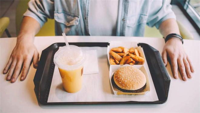 米乐 M6留学生回国就暴饮暴食？被“白人饭”吃哭真的在外国受委屈了(图8)