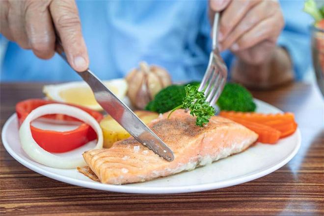 米乐 M6留学生回国就暴饮暴食？被“白人饭”吃哭真的在外国受委屈了(图10)