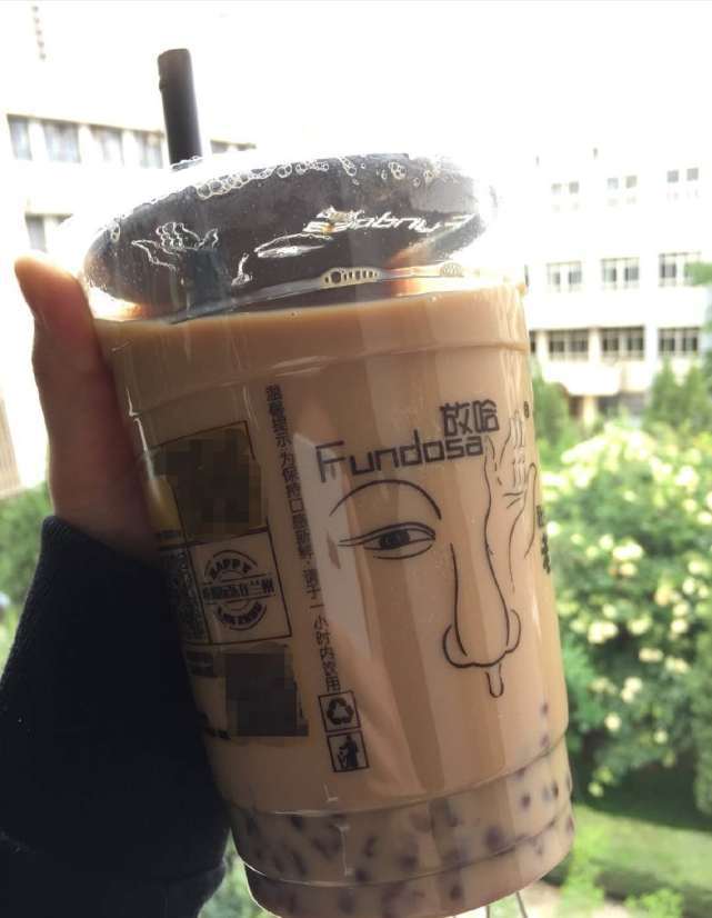 米乐M6 M6米乐网友花55元买2杯奶茶刚拿到手里感觉不对劲打开后懵了(图2)