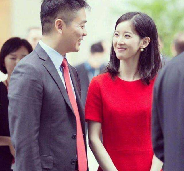 M6 米乐“奶茶妹妹”穿上无痕裤双腿笔直又纤细真是让人羡慕(图3)