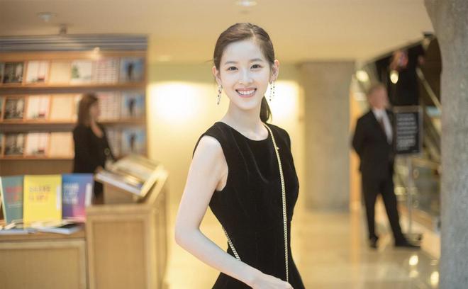 M6 米乐奶茶妹妹章泽天好fashion贝雷帽配白色毛衣街拍耳环只戴一边(图7)