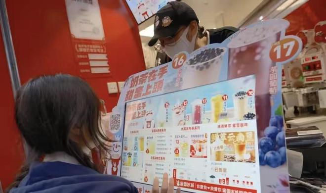 蜜雪冰城进军香港市场价格翻倍仍受追捧米乐 M6(图2)