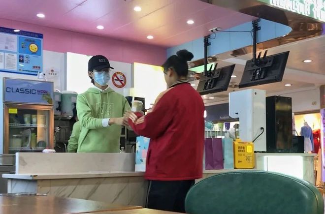 不米乐M6 M6米乐为招揽顾客为何还要雇人排队买奶茶？(图5)