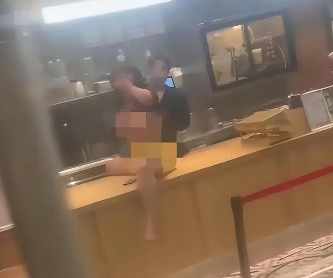 疯传!美女知名奶茶店脱衣坐吧台视米乐 M6频画面曝光