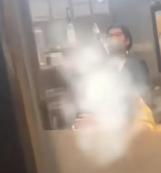 疯传！美女知名奶茶店脱衣坐吧台视米乐 M6频画面曝光(图3)