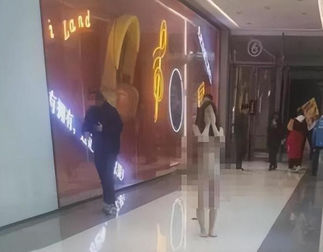 米乐M6 M6米乐女子在奶茶店上身网友震惊店员揭疯狂内幕。