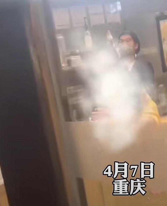 米乐M6 M6米乐女子在奶茶店上身网友震惊店员揭疯狂内幕。(图4)