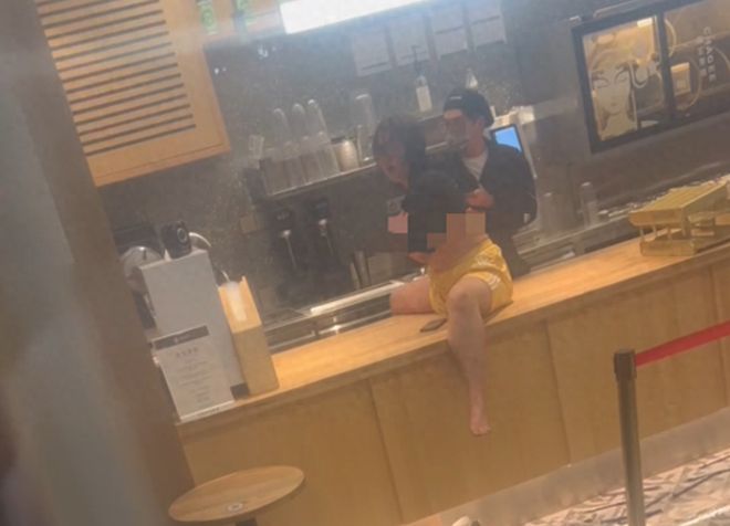 米乐M6 M6米乐女子在奶茶店上身网友震惊店员揭疯狂内幕。(图3)