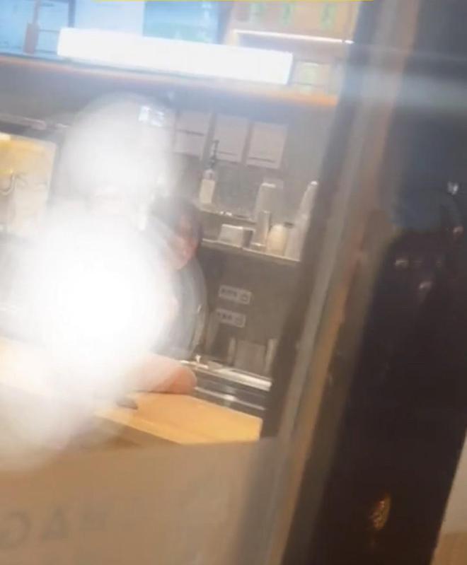 米乐M6 M6米乐女子在奶茶店上身网友震惊店员揭疯狂内幕。(图5)
