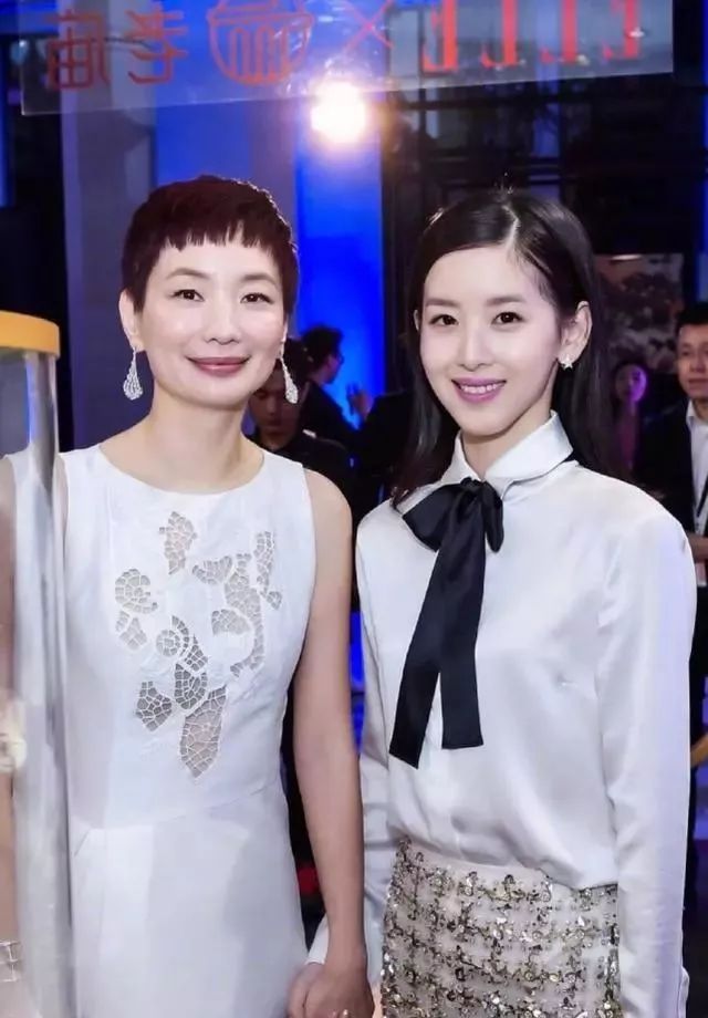 “奶茶妹妹”章泽天就是网红照妖镜谁还敢和她合影？米乐M6 M6米乐(图8)